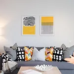 Scandinavian Airy Apt In Business Area & Airport
