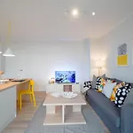 Scandinavian Airy Apt In Business Area & Airport