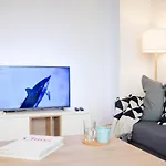 Scandinavian Airy Apt In Business Area & Airport