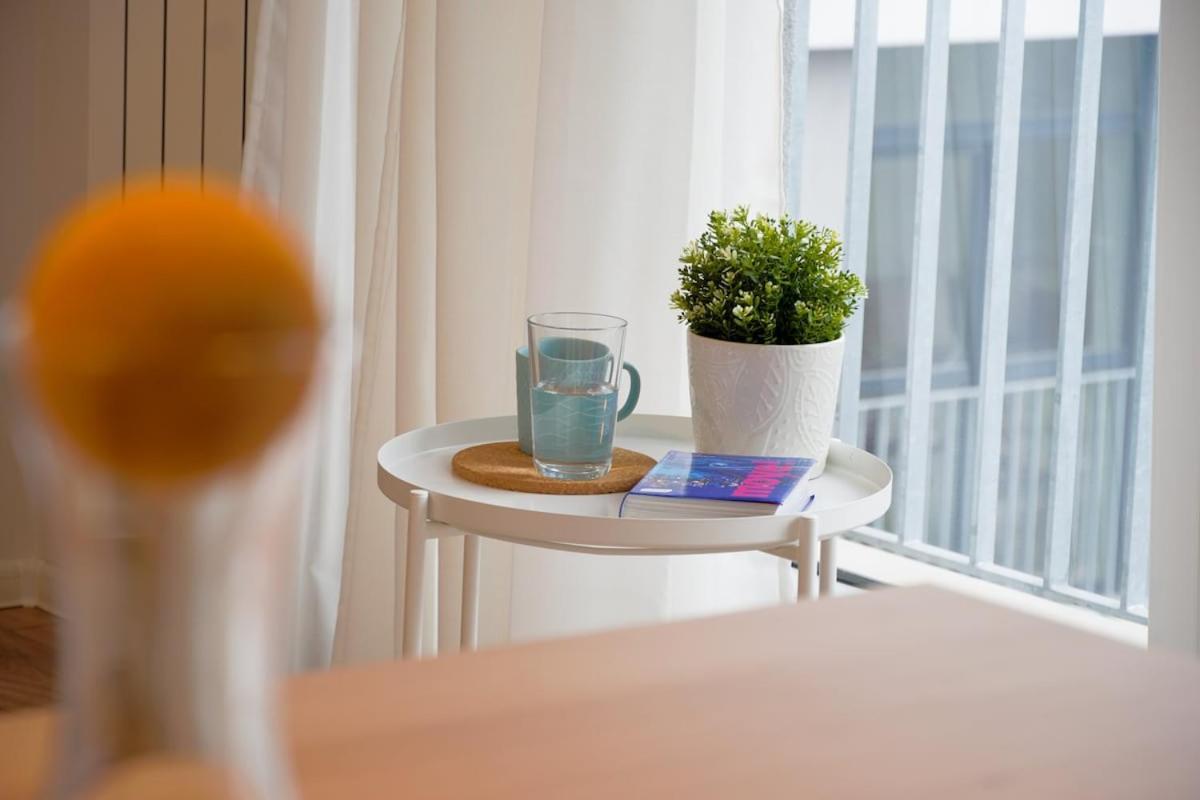 Scandinavian Airy In Business Area & Airport Apartment