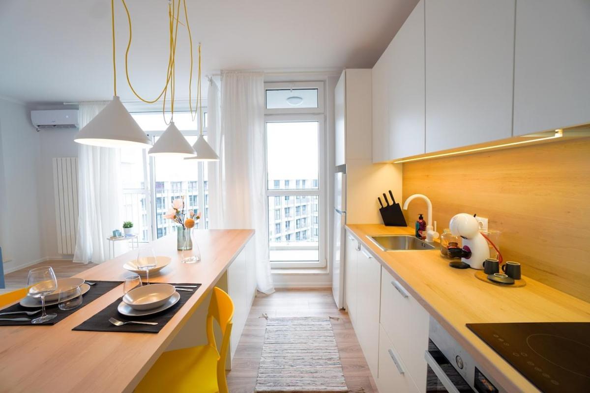 Scandinavian Airy In Business Area & Airport Apartment *